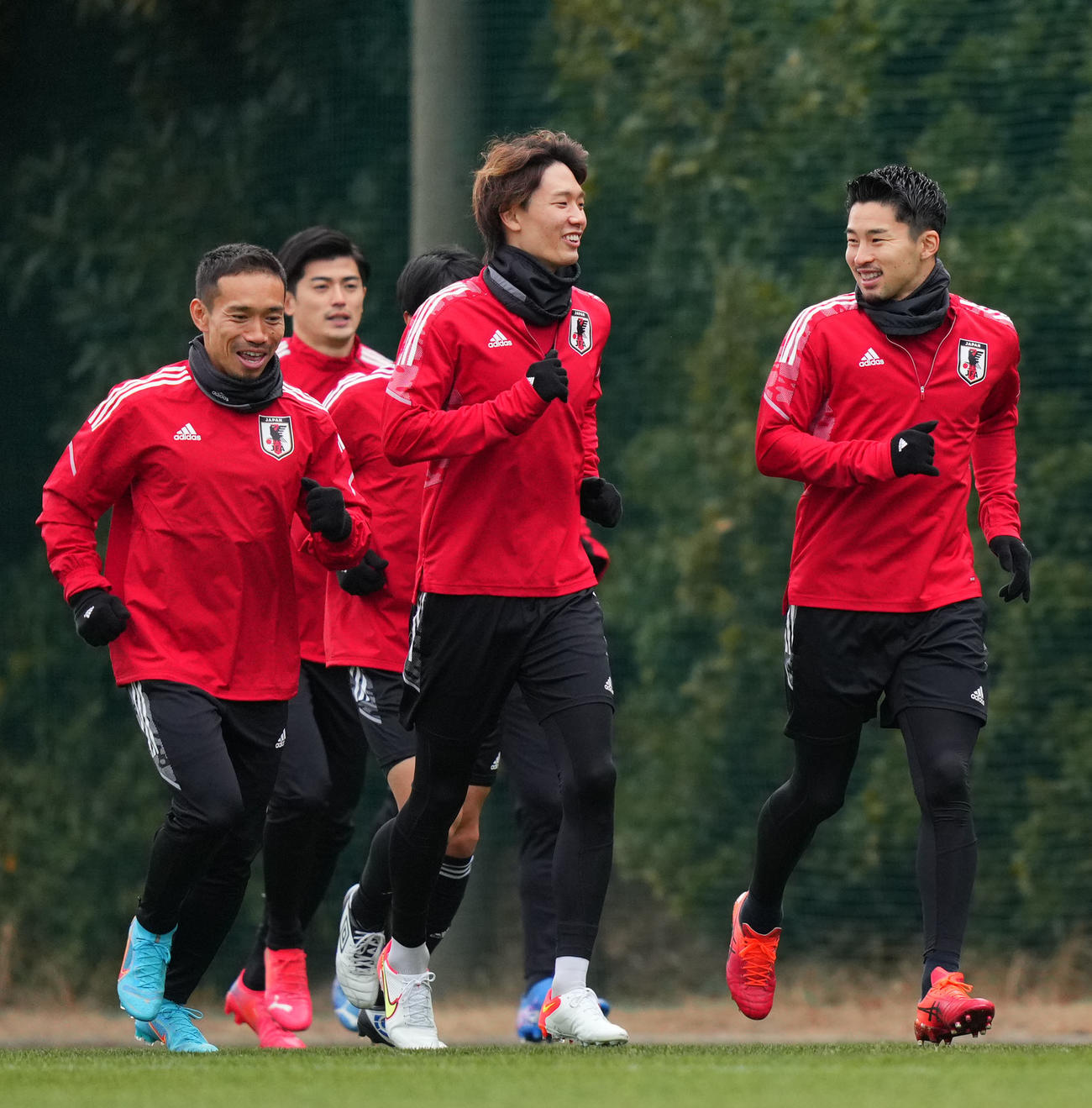 笑顔でランニングをする、前列左から長友、板倉、中山（撮影・横山健太）
