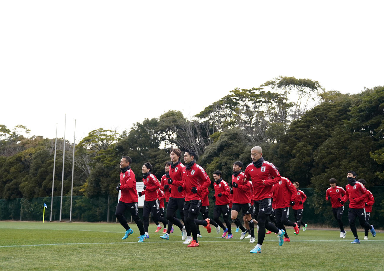 ランニングをする日本代表イレブン（撮影・横山健太）