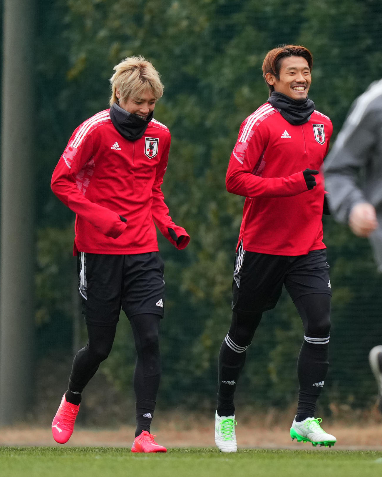 30日、笑顔でランニングをする伊東（左）と守田（撮影・横山健太）