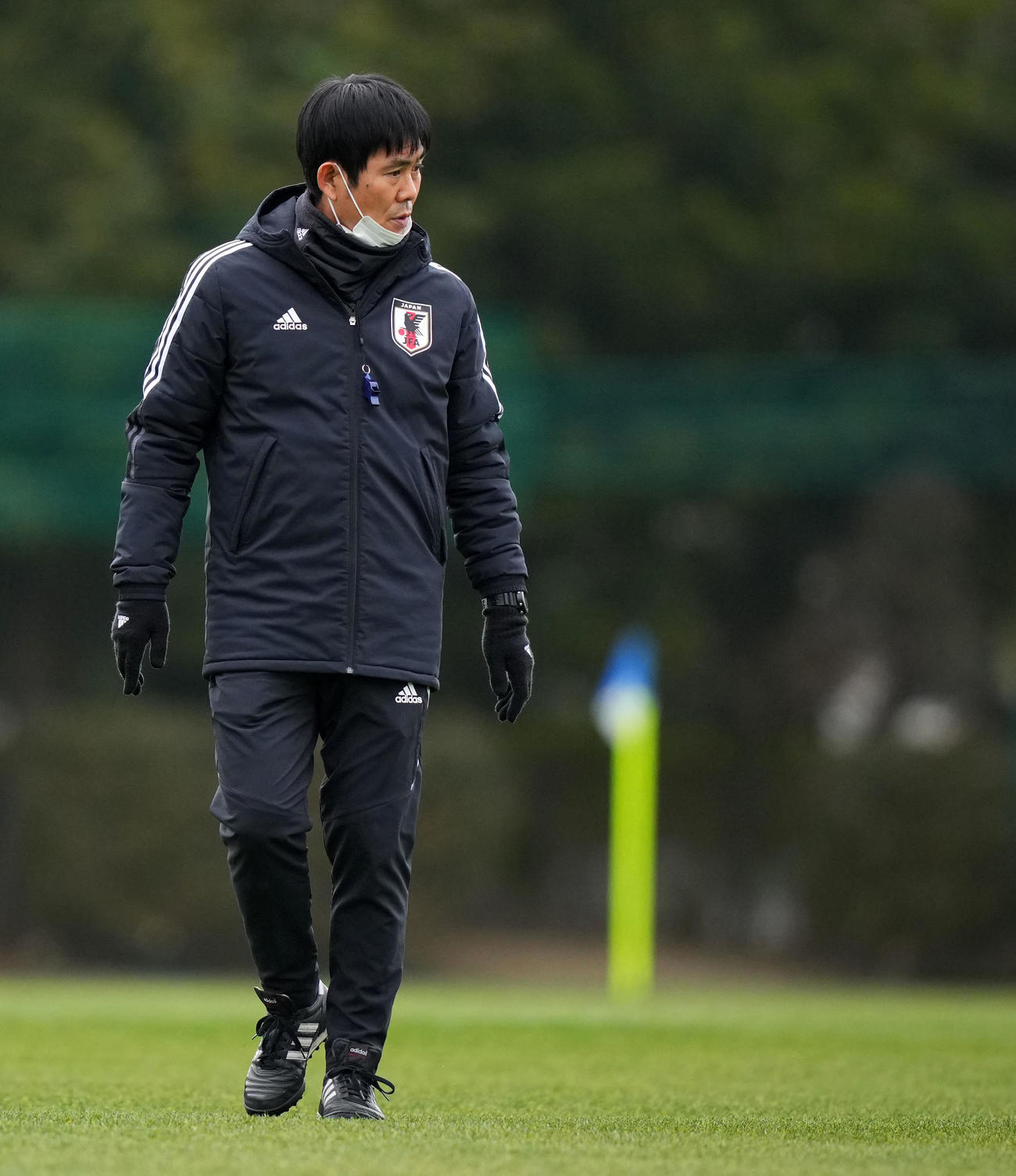 1月30日の練習でピッチを見つめる森保監督