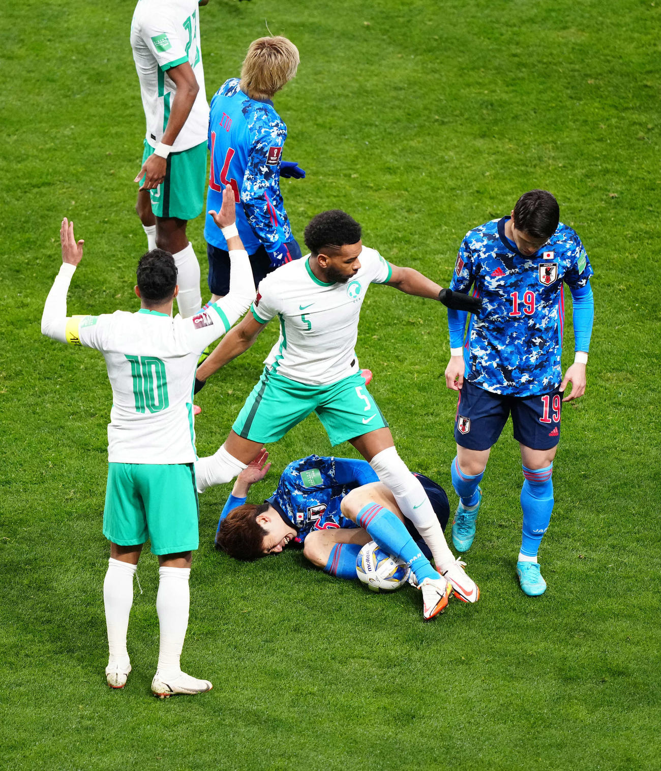 日本対サウジアラビア　前半、ファウルを受けた大迫（下）（撮影・江口和貴）