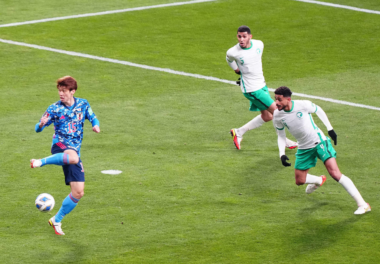 日本対サウジアラビア　前半、伊東のクロスをスルーして南野の先制ゴールをアシストする大迫（左）（撮影・江口和貴）
