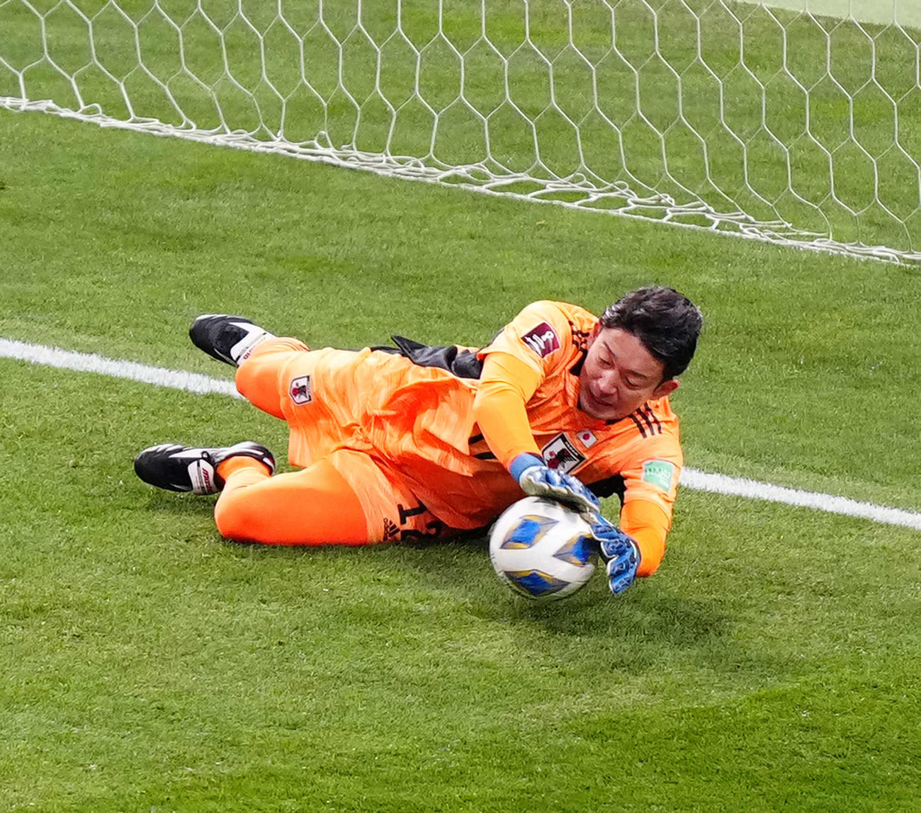 日本対サウジアラビア　後半、シュートを止めるGK権田（撮影・江口和貴）