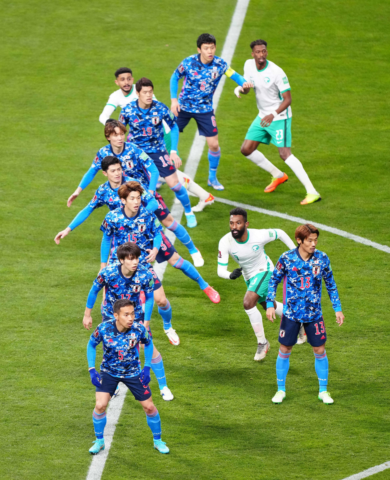 日本対サウジアラビア　前半、FK時、ゴール前で守る長友（手前）ら日本代表の選手たち（撮影・江口和貴）