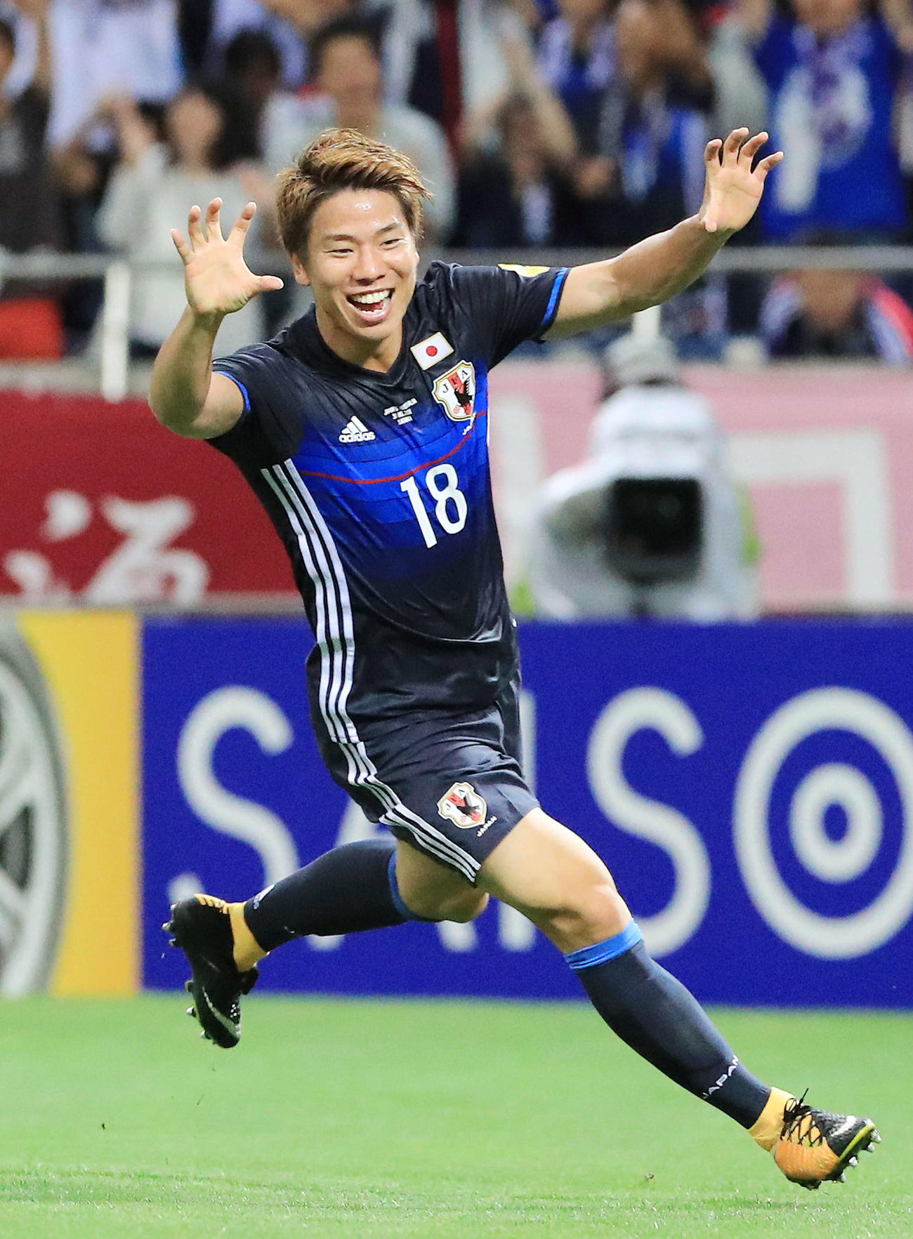 先制ゴールを決めジャガーポーズで歓喜する浅野拓磨（2017年8月撮影）