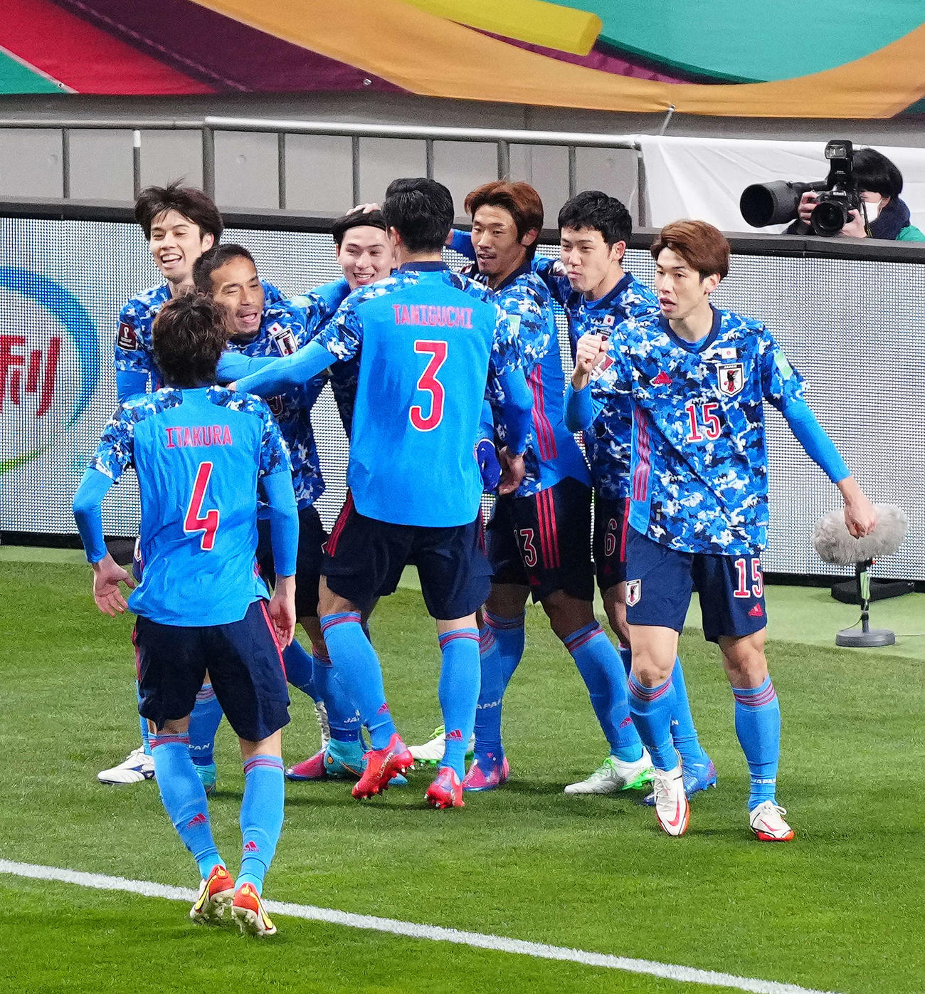 日本対サウジアラビア　前半、南野（左から4人目）が先制ゴールを決め喜ぶ日本代表の選手たち（撮影・江口和貴）