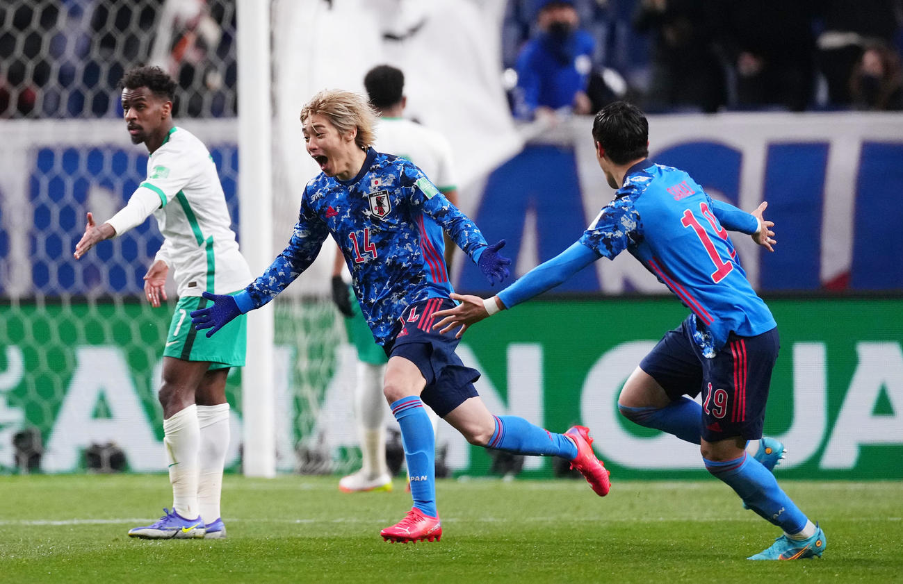 日本対サウジアラビア　後半、4戦連発のゴールを決めて喜ぶ伊東（撮影・横山健太）