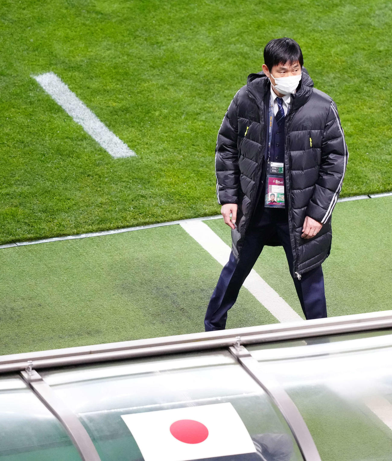 日本対サウジアラビア　試合前、ベンチに入る森保監督（撮影・江口和貴）
