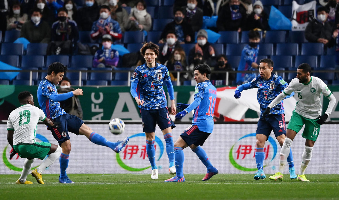 日本対サウジアラビア　前半、クリアする遠藤（左から2人目）。同3人目から板倉、南野、長友（撮影・横山健太）