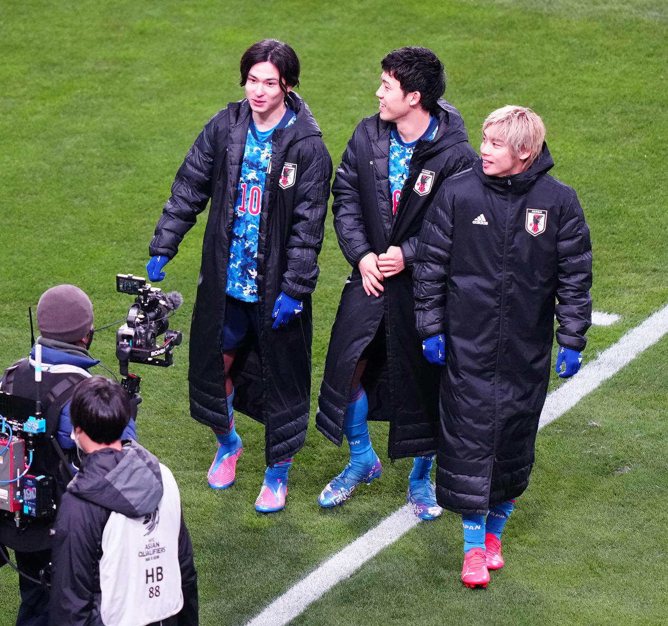 日本対サウジアラビア　試合後、場内1周する、右から伊東、遠藤、南野（撮影・江口和貴）
