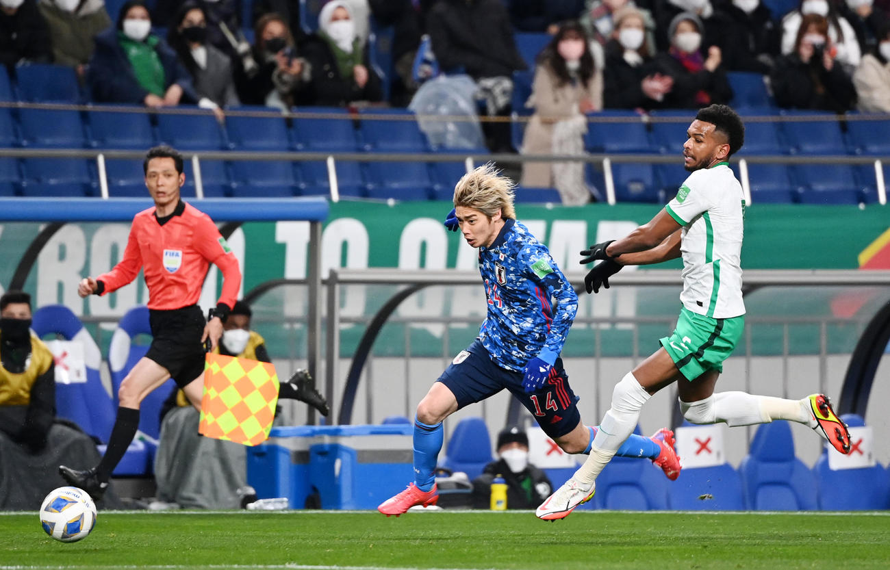 日本対サウジアラビア　前半、ドリブルする伊東（撮影・横山健太）