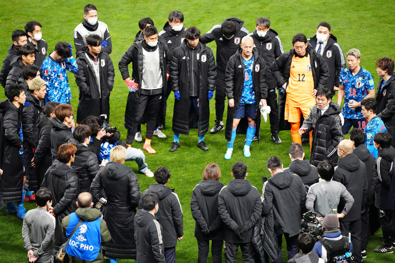 日本対サウジアラビア　試合後、円陣を組み、選手たちに言葉をかける森保監督（右から4人目）（撮影・江口和貴）