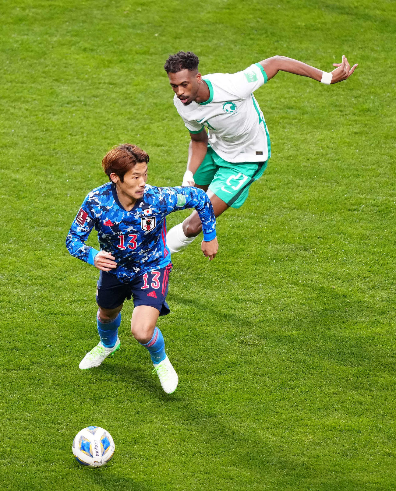 日本対サウジアラビア　前半、ボールをキープする守田（左）（撮影・江口和貴）