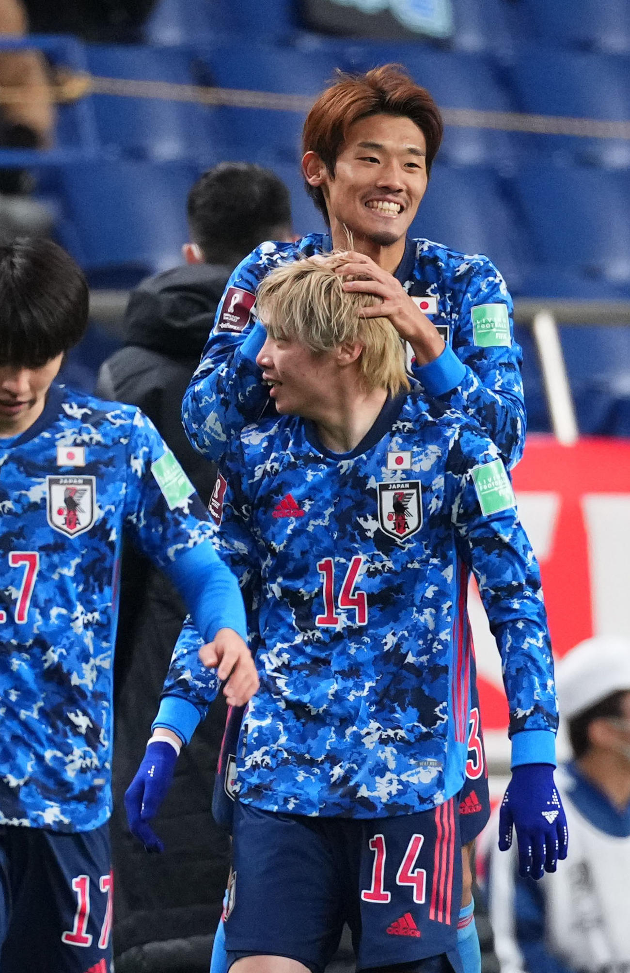日本対サウジアラビア　後半、ゴールを決めた伊東（手前）に抱きつく守田（撮影・横山健太）