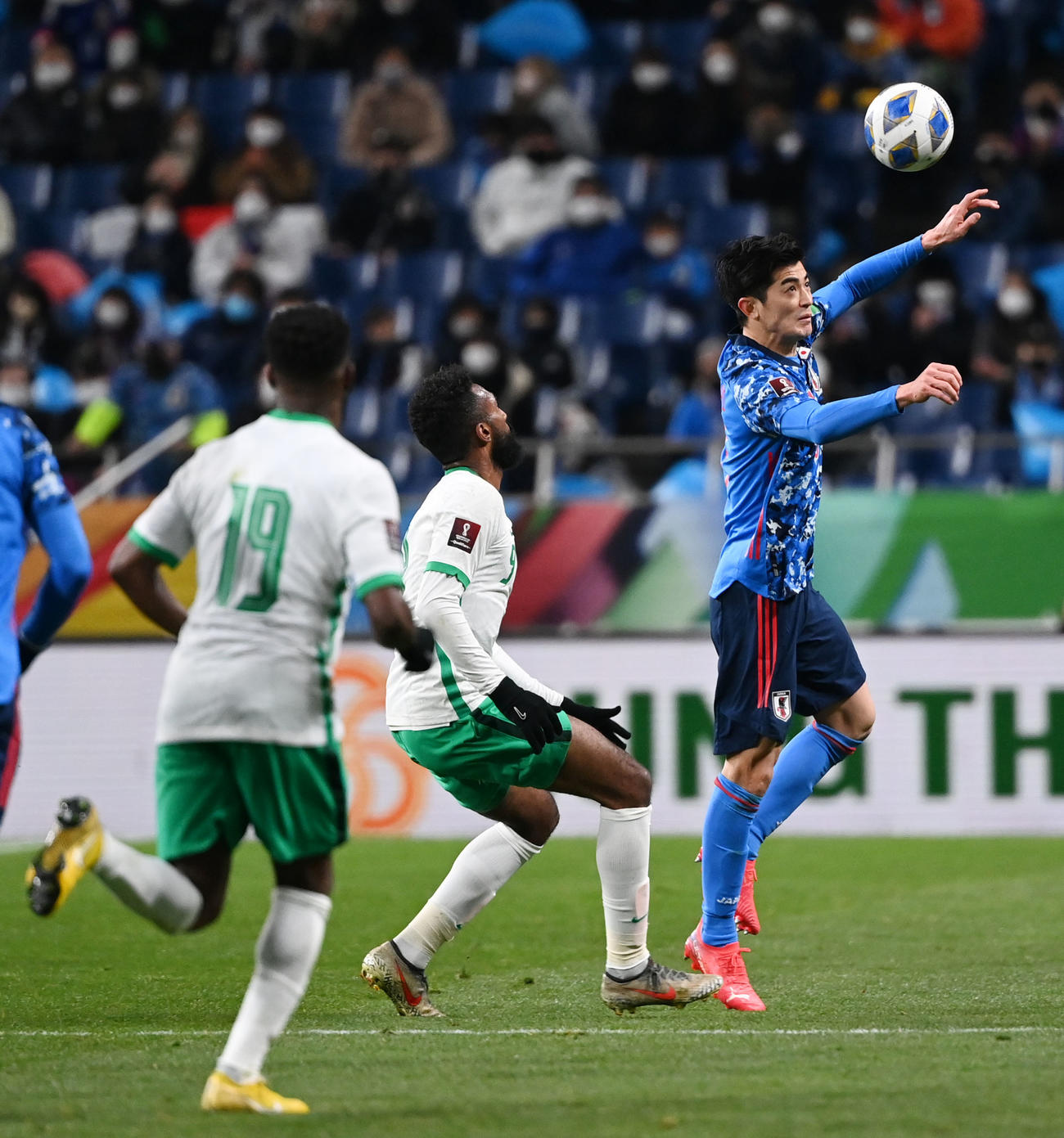 日本対サウジアラビア　前半、ボールをクリアする谷口（右）（撮影・横山健太）