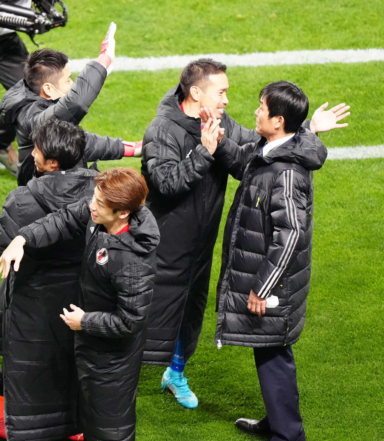 日本対サウジアラビア　試合後、森保監督（右）とタッチをかわす長友（撮影・江口和貴）