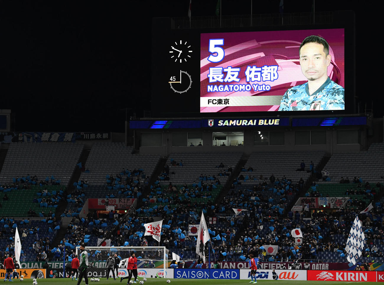 日本対サウジアラビア　試合前、長友のスタメンが発表される（撮影・横山健太）