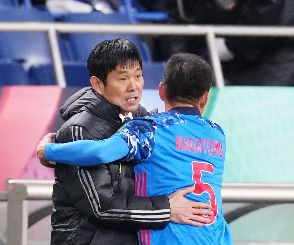 日本対サウジアラビア　後半、交代した長友（右）をねぎらい、抱き合う森保監督（2022年2月1日撮影）
