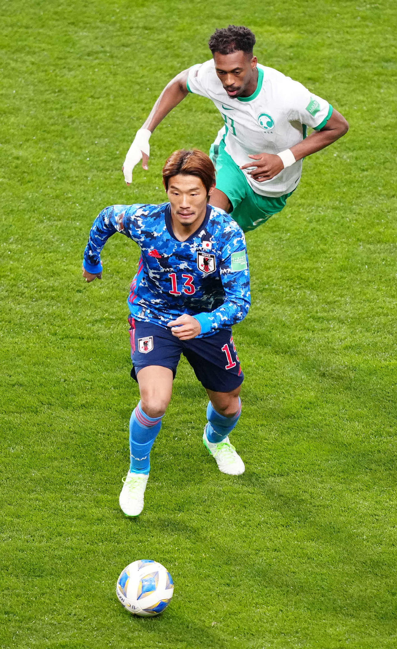 W杯カタール大会アジア最終予選　日本対サウジアラビア　前半、ボールをキープする守田英正（左）（2022年2月1日撮影）