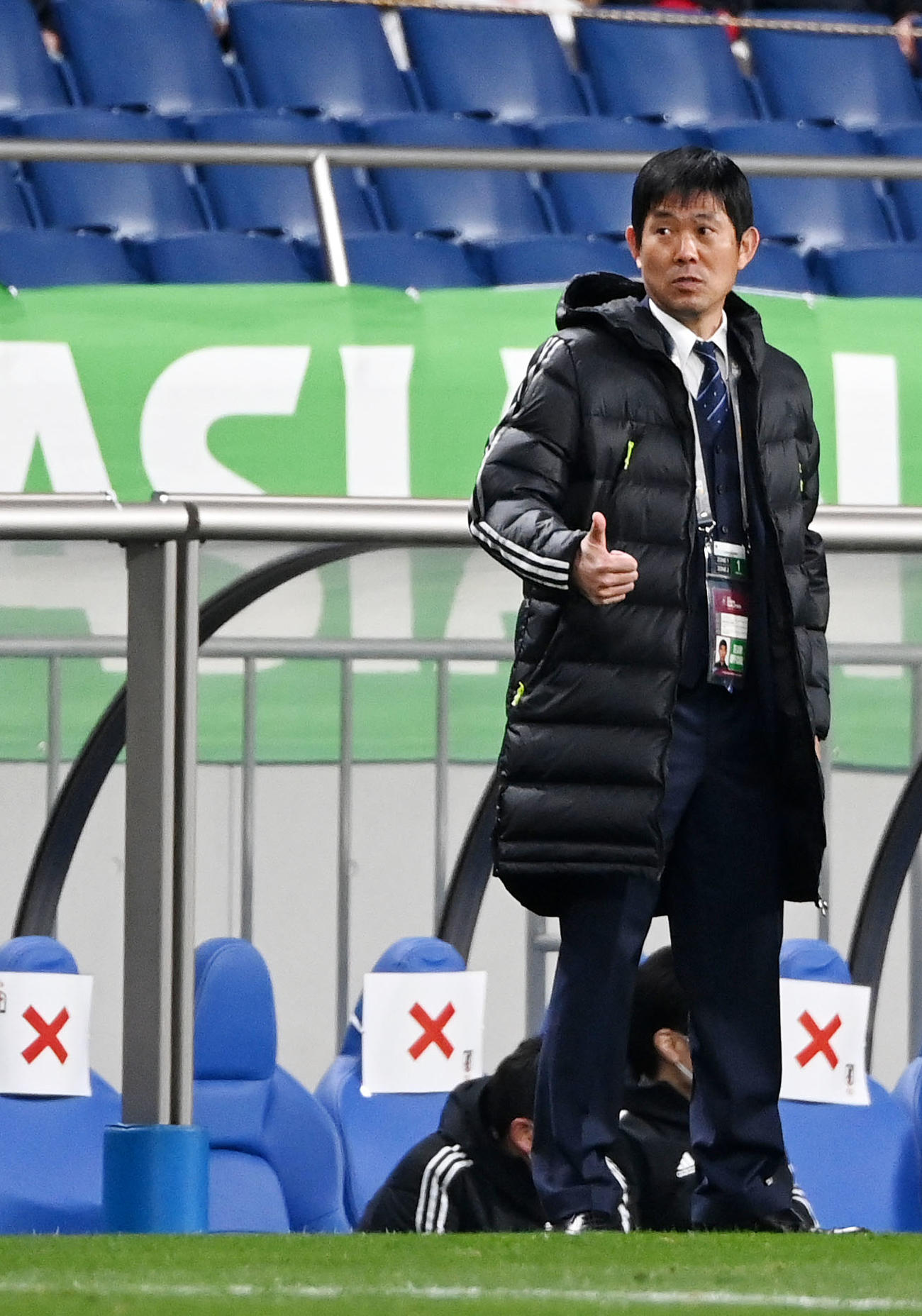 1日、サウジアラビア戦でサムズアップポーズを見せる森保監督