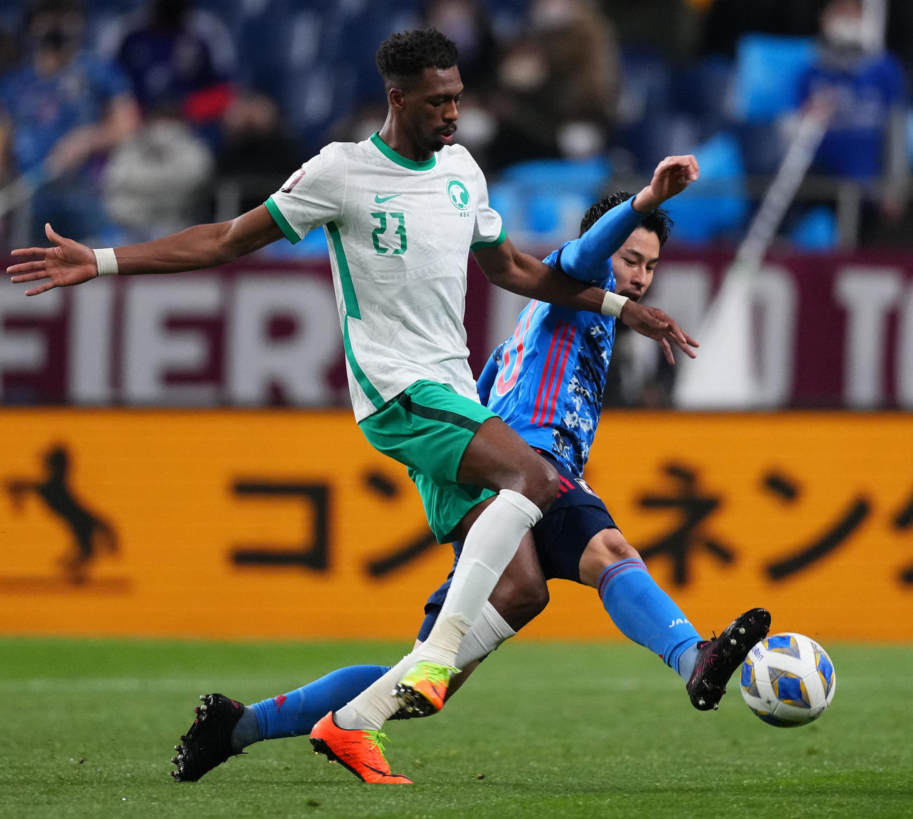 日本対サウジアラビア　後半、競り合う中山（右）（撮影・横山健太）