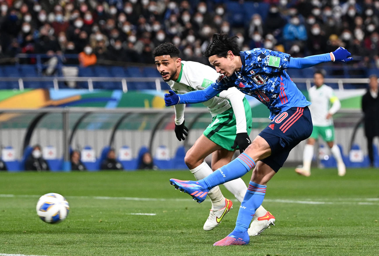 日本対サウジアラビア　前半、左足で先制ゴールを決める南野（手前）（2022年2月1日撮影）