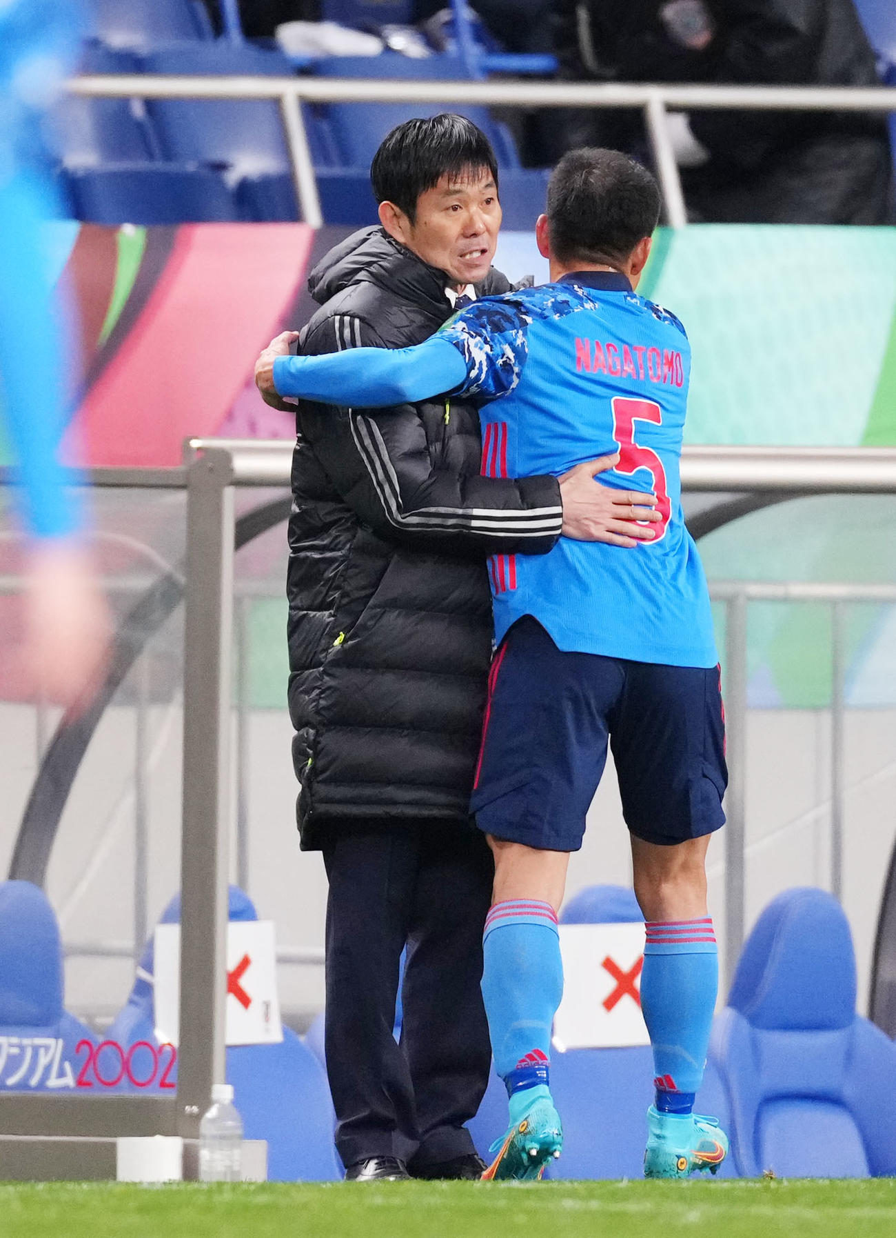日本対サウジアラビア　後半、交代した長友をねぎらい、抱き合う森保監督（2022年2月1日撮影）