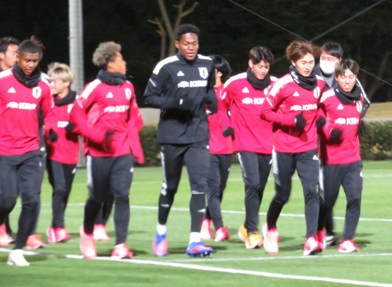 サッカーU－21日本代表の国内合宿でランニングを行うGK鈴木彩艶（中央）ら選手たち（撮影・磯綾乃）