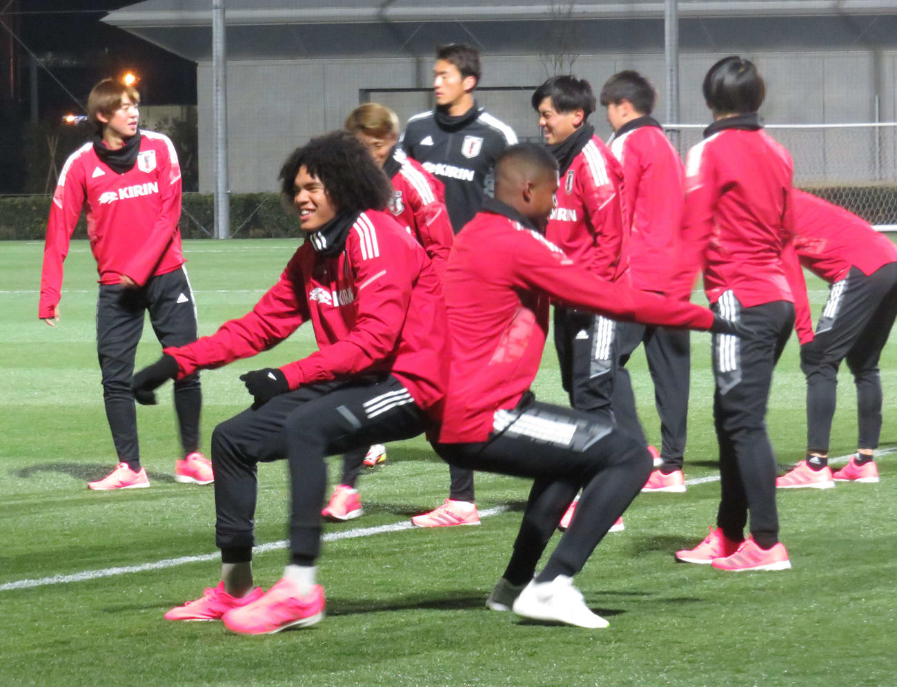サッカーU－21日本代表の国内合宿でトレーニングを行うDFチェイス・アンリ（左前）ら選手たち（撮影・磯綾乃）