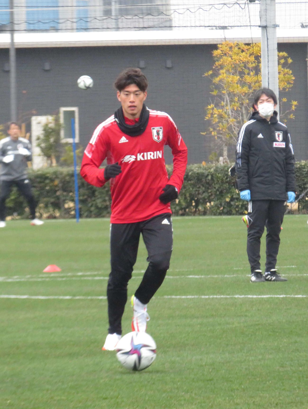サッカーU－21日本代表候補の国内合宿で練習を行うMF鈴木唯人（撮影・磯綾乃）