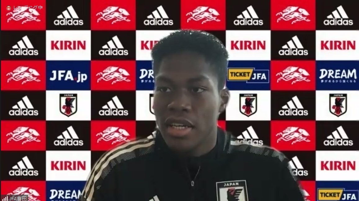サッカーU－21日本代表の国内合宿で練習を終え、オンライン取材に対応するGK鈴木彩艶