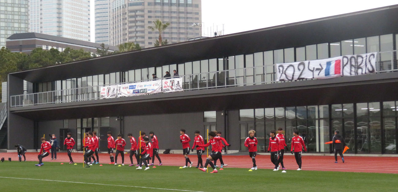 サッカーU－21日本代表候補の国内合宿で練習を行う選手たち（撮影・磯綾乃）