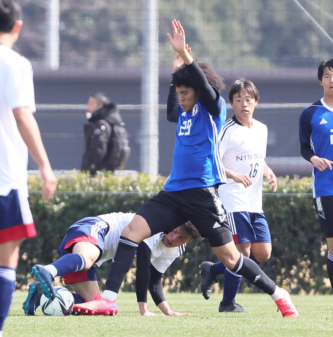 練習試合　U－21日本代表候補対横浜　後半、激しい守備を見せるチェイス・アンリ（撮影・足立雅史）