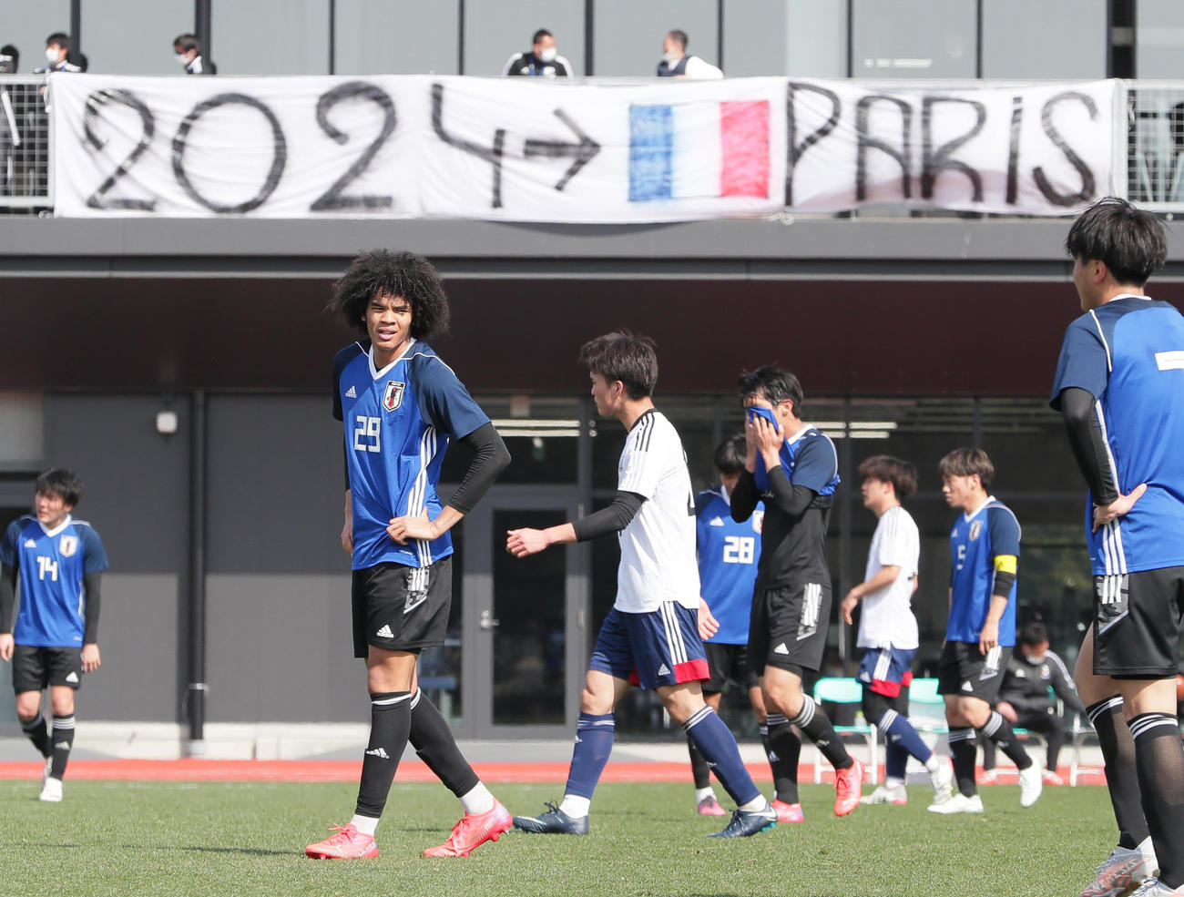 練習試合　U－21日本代表候補対横浜　練習試合を勝利で終えたチェイス・アンリ（左）ら（撮影・足立雅史）