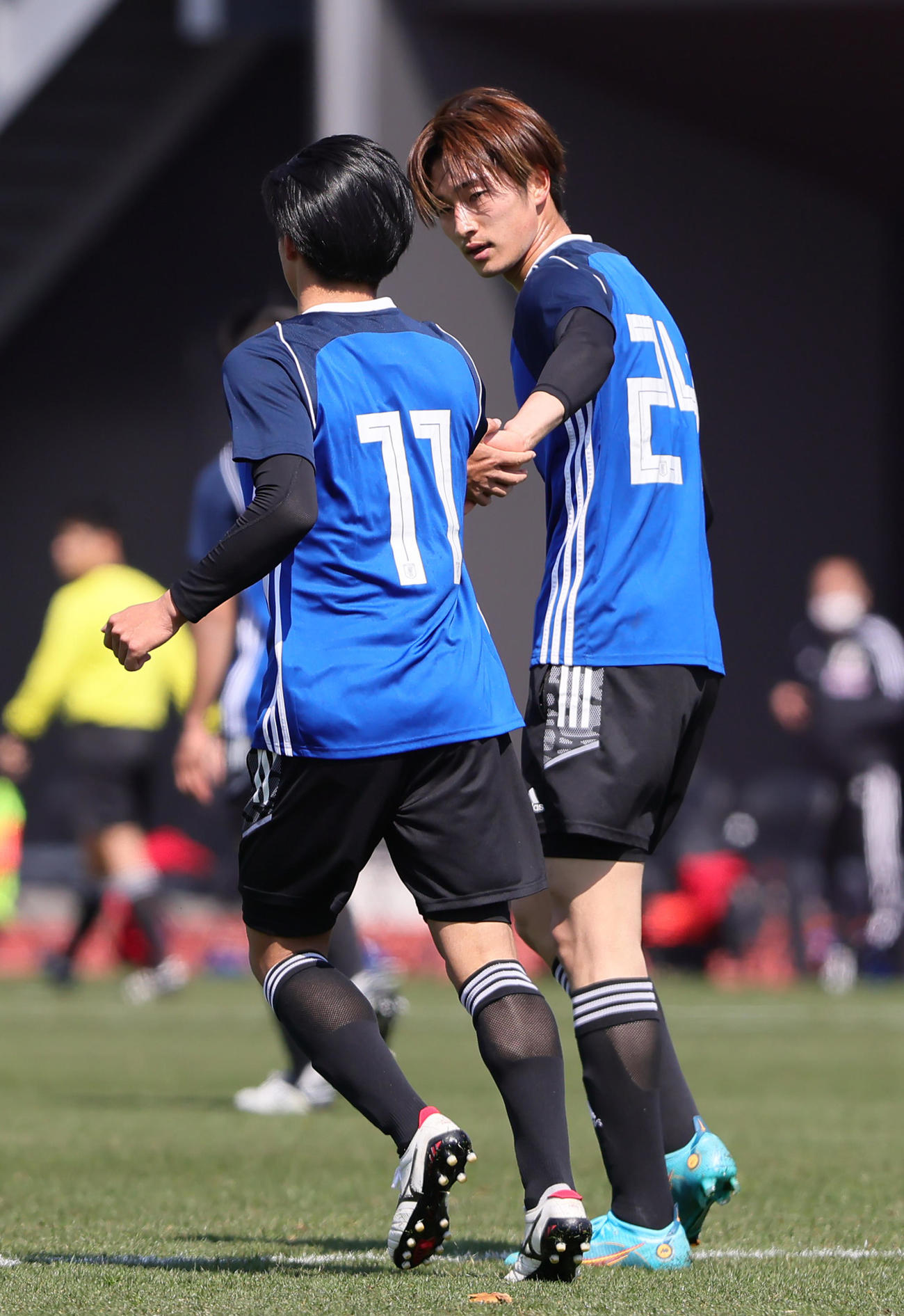 練習試合　U－21日本代表候補対横浜　前半、2点目のゴールを決めタッチを交わす藤尾（撮影・足立雅史）