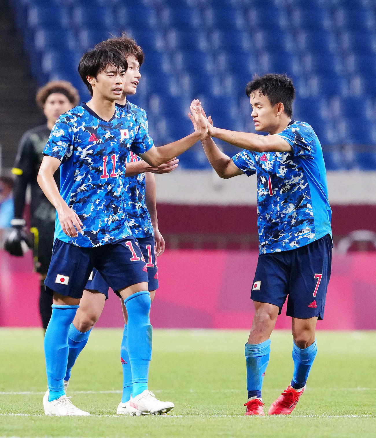 21年7月25日、東京五輪　日本対メキシコ　メキシコに勝利し三笘薫（左）とタッチをかわす久保建英