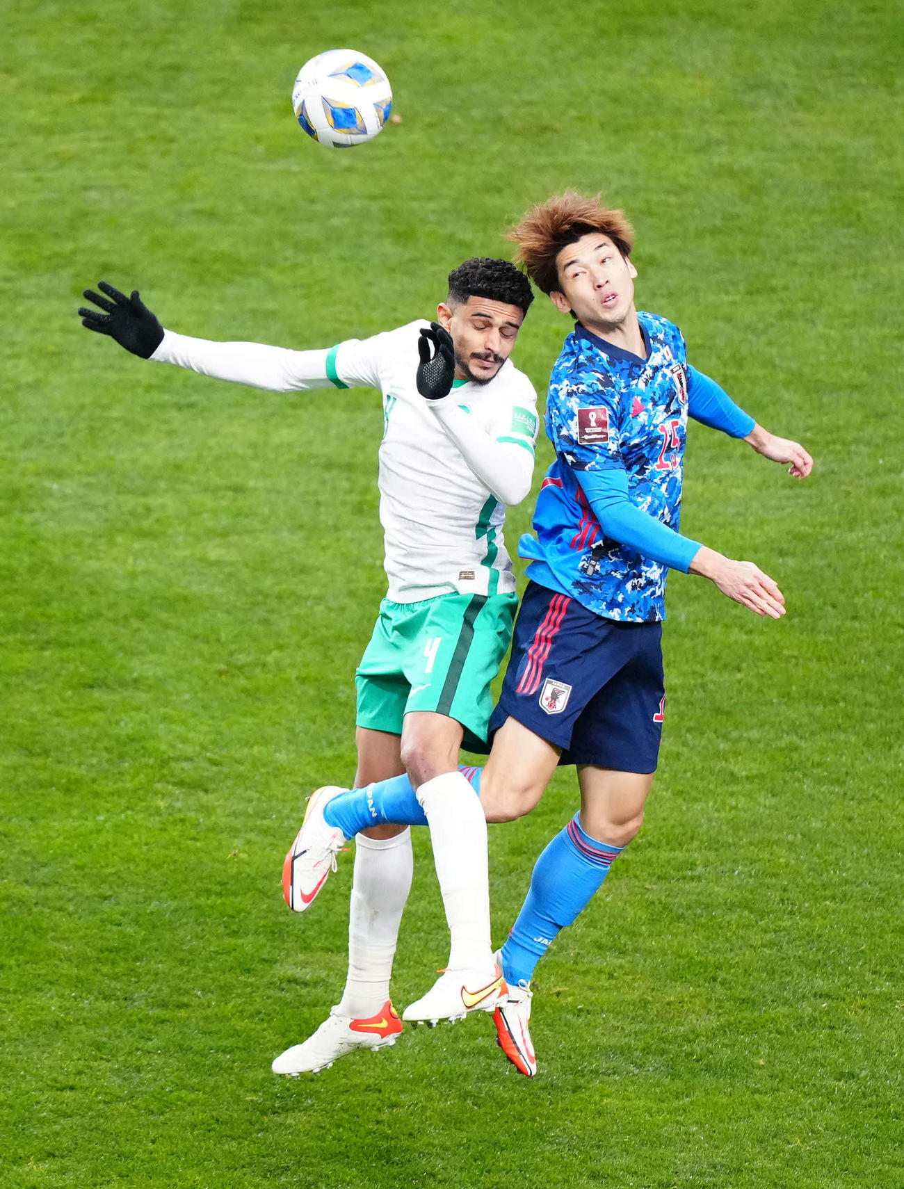 22年2月1日、W杯カタール大会アジア最終予選　日本対サウジアラビア　後半、競り合う大迫勇也（右）