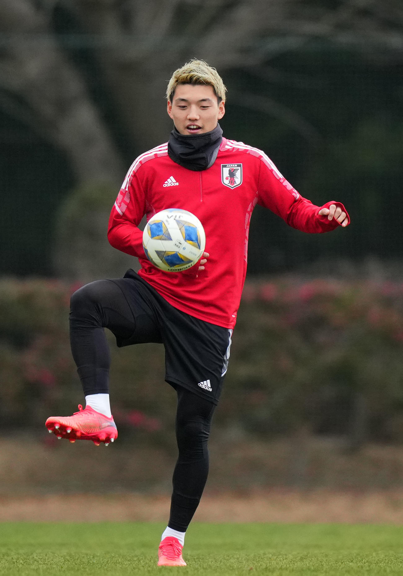 サッカー日本代表練習　リフティングをする堂安（2022年1月30日撮影）