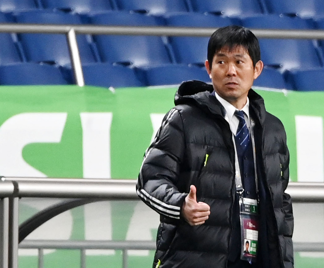 W杯カタール大会アジア最終予選サウジアラビア戦でサムズアップポーズを見せる森保監督（22年2月1日撮影）