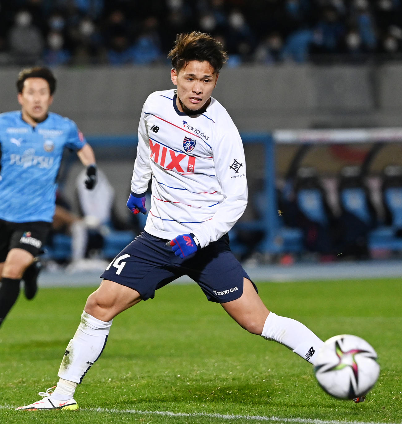 2月、川崎F戦でボールを追う東京松木