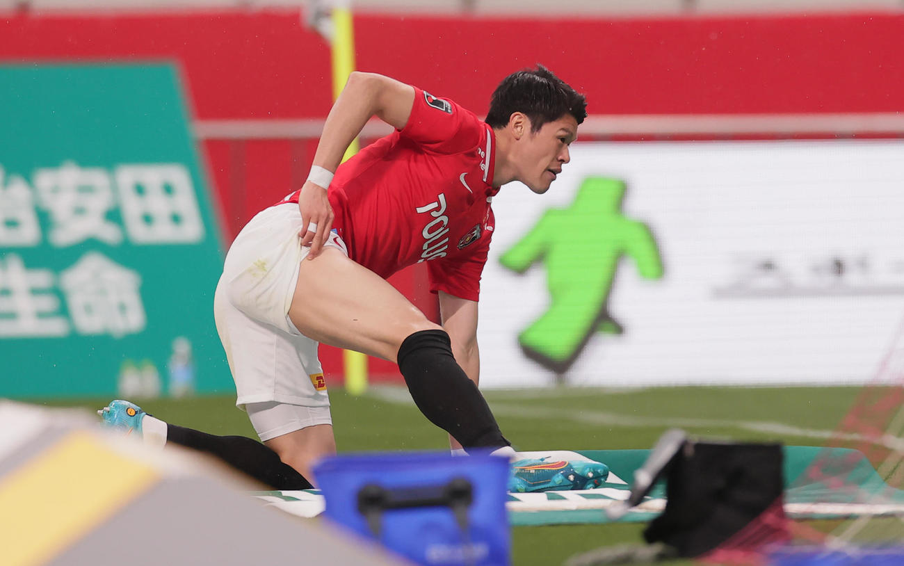 浦和対磐田　後半、ボールを追いスライディングした浦和酒井は、ピッチの外で片膝立ちとなる（撮影・野上伸悟）