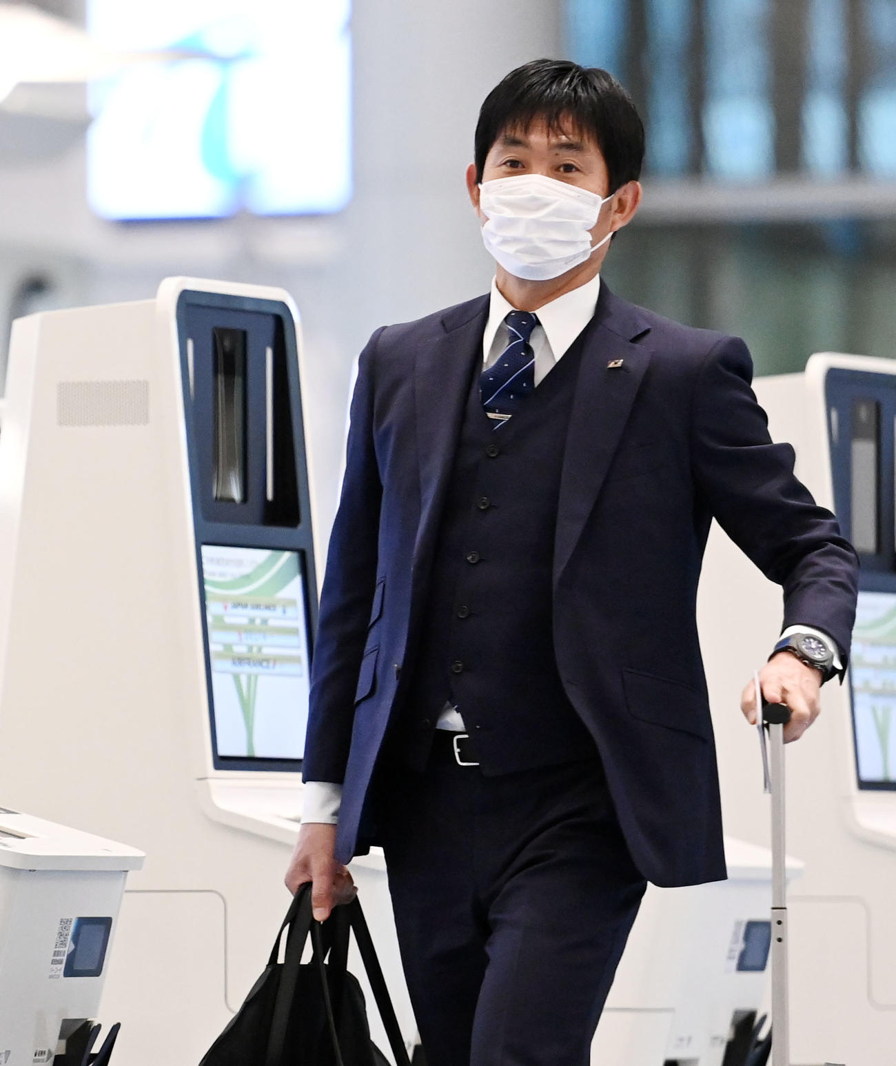 オーストラリアに向けて羽田空港から出発する森保監督（撮影・横山健太）