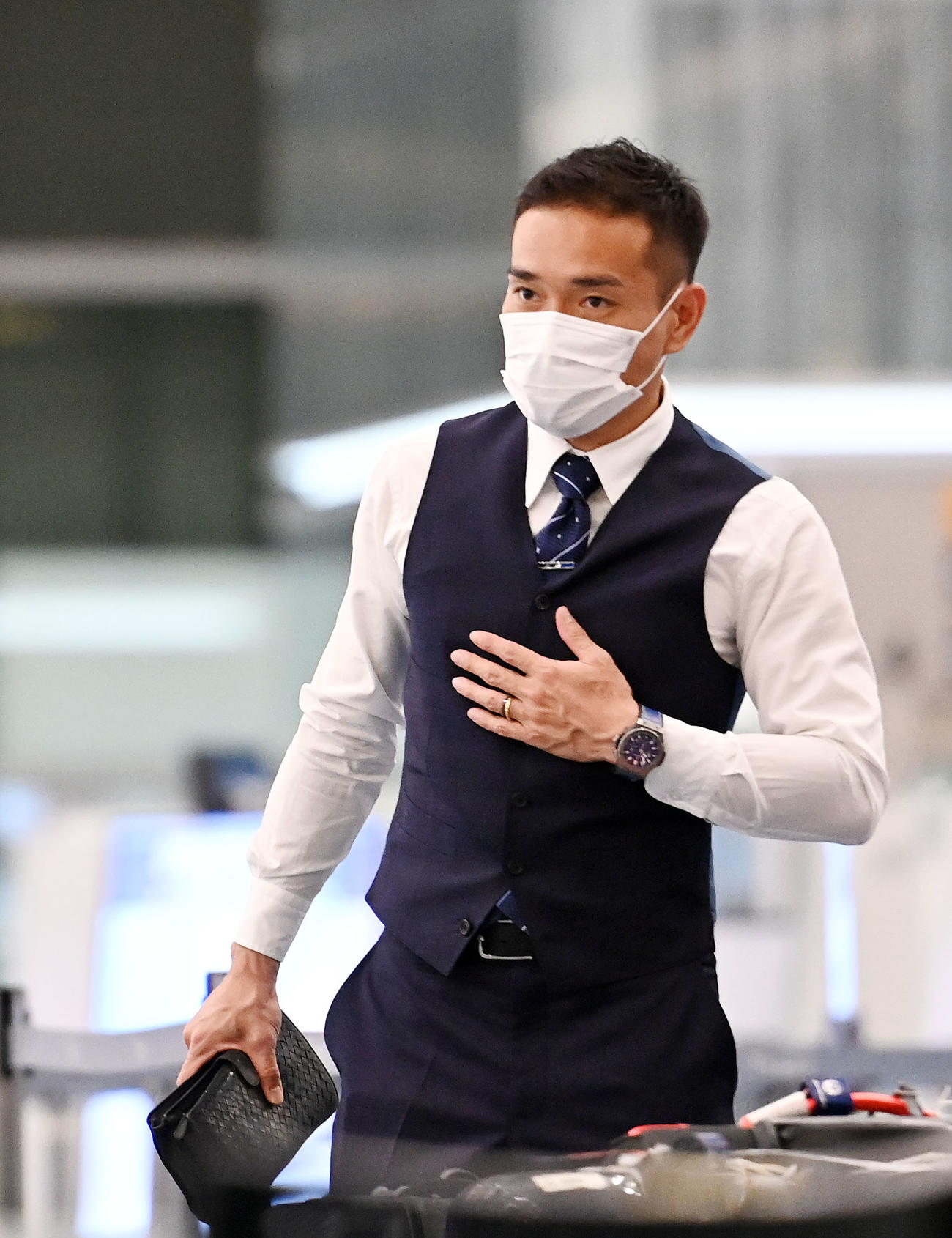 羽田空港に到着し出国の準備をする長友（撮影・横山健太）
