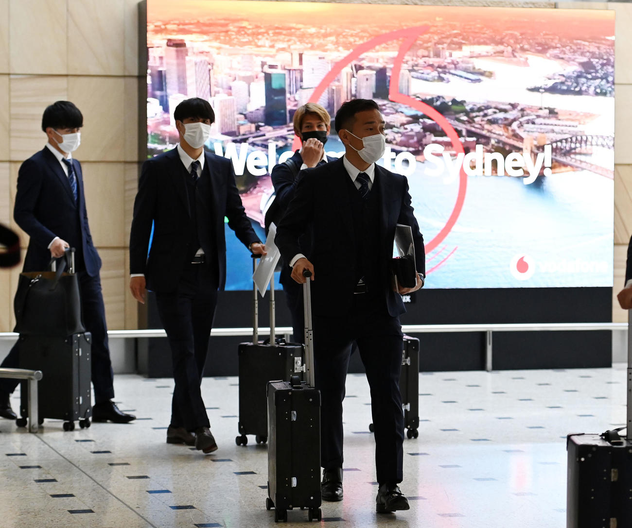 シドニー空港に到着した、右から長友、佐々木、山根、上田（撮影・横山健太）