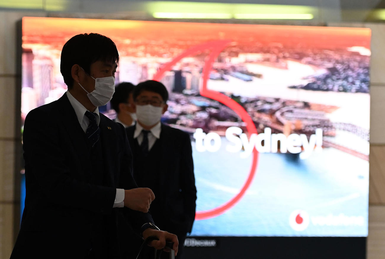 シドニー空港に到着しスタッフとタッチを交わす森保監督（左）（撮影・横山健太）