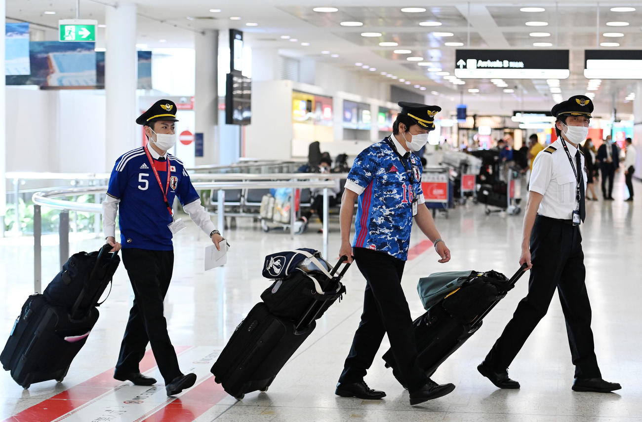 日本代表のユニホームを着てシドニー空港に到着したJALの操縦士ら（撮影・横山健太）