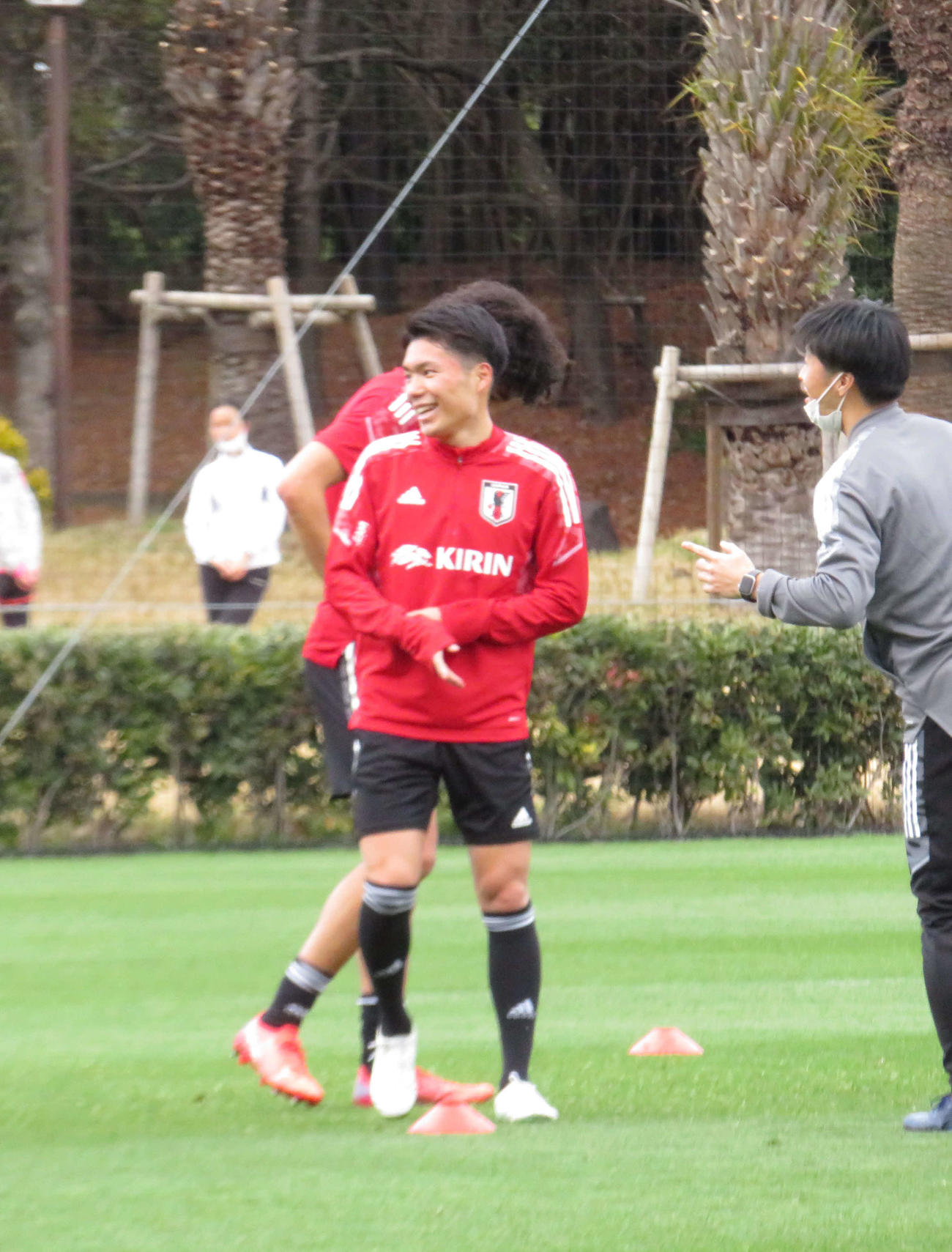 ドバイカップ前最後の国内練習を行い、笑顔を見せるU－21サッカー日本代表のMF松村優太（撮影・磯綾乃）