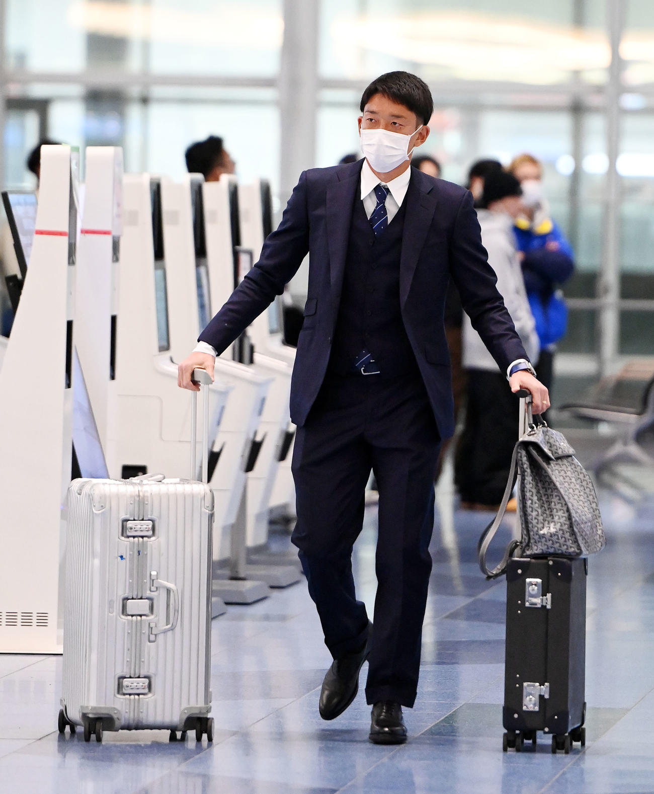 羽田空港に到着し出国の準備をするGK権田（撮影・横山健太）