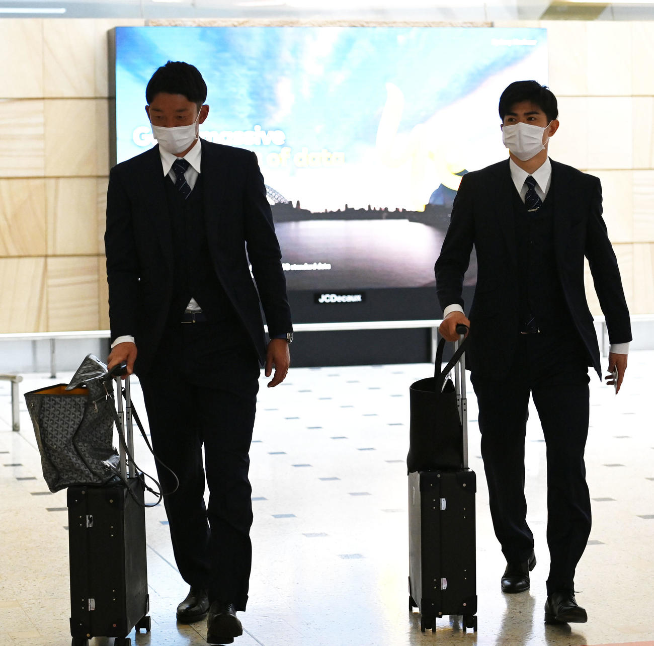 シドニー空港に到着したGK権田（左）と谷口（撮影・横山健太）