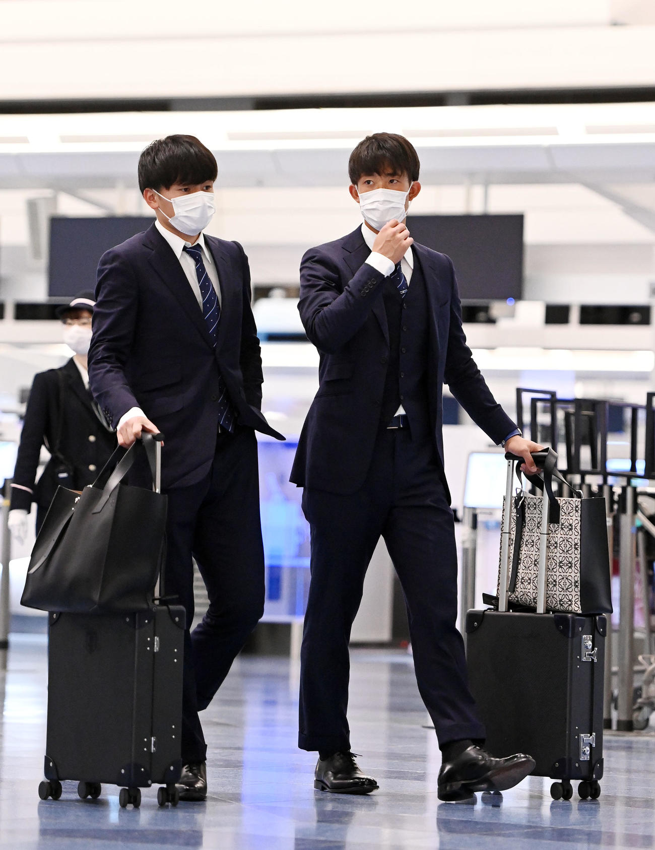オーストラリアに向けて羽田空港から出発する上田（左）と谷（撮影・横山健太）